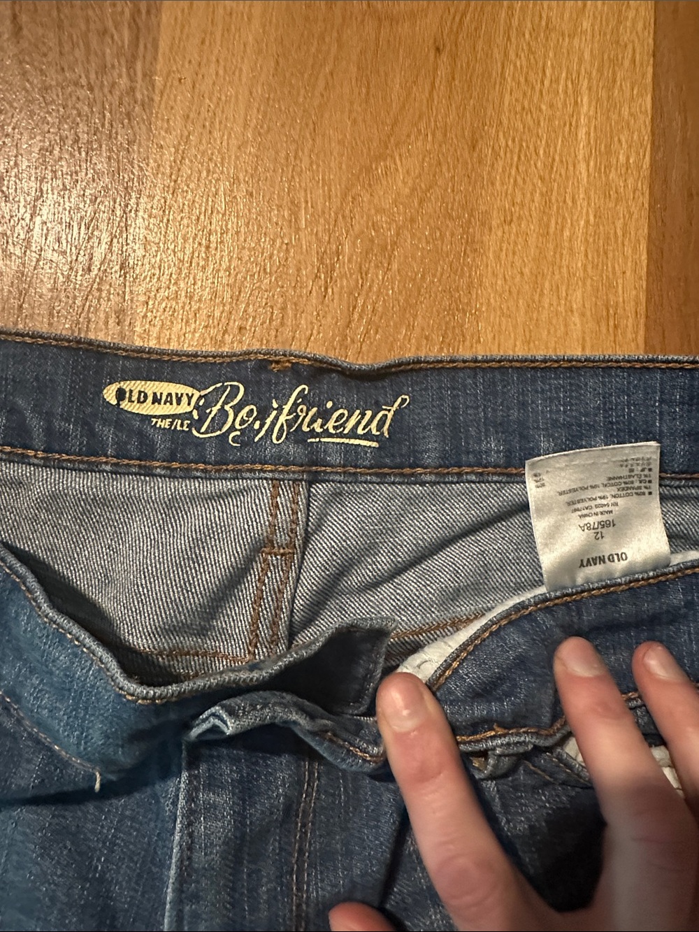 Old Navy the Boyfriend Distressed Denim Shorts Sz 12 - Picture 2 of 2